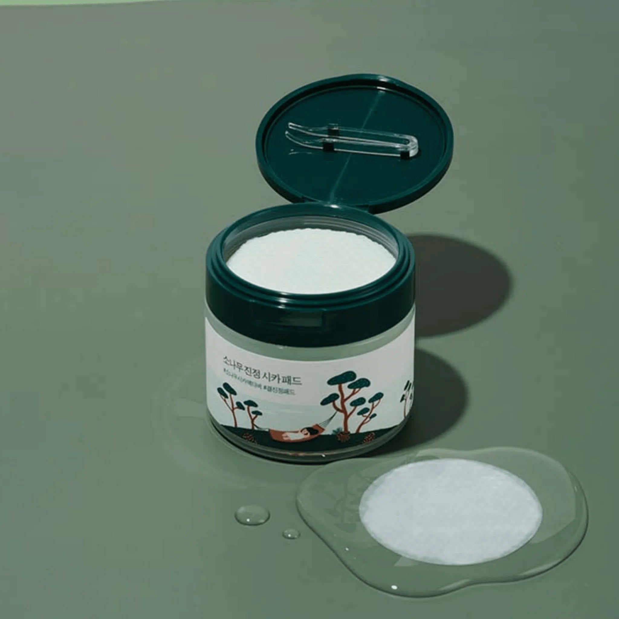 Spilventiņi ar priežu un Āzijas centellas ekstraktiem problemātiskai ādai Round Lab Pine Calming Cica Pad